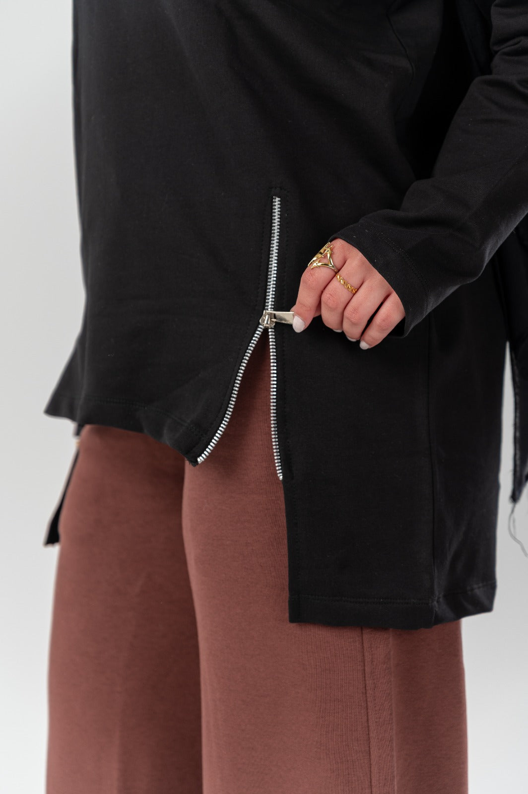 Akira side-zip longline T-shirt featuring a relaxed fit, with a side zipper detail and extended length, displayed on a mannequin.