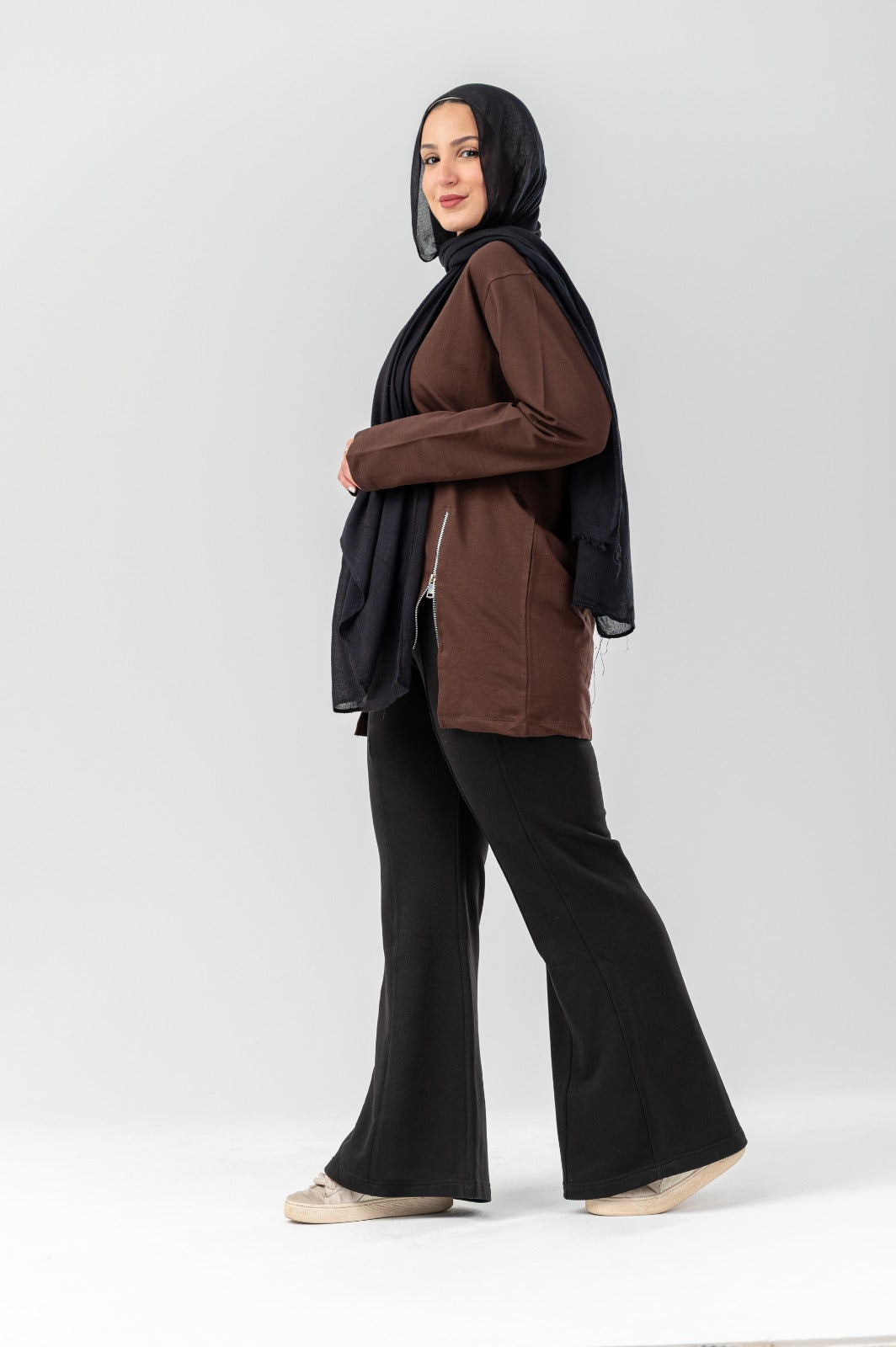 Akira side-zip longline T-shirt in black with asymmetric hem and side zipper detail, casual streetwear style.