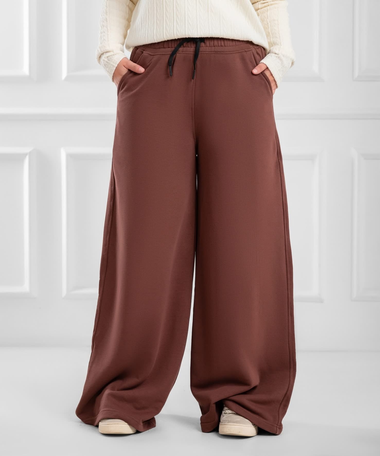 Akira wide-leg drawstring sweatpants in soft fabric, featuring a relaxed fit and adjustable waistband.
